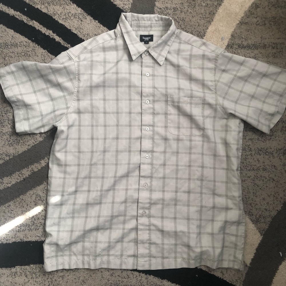Haggar Men’s Short Sleeve Button-Down Shirt in Light Gray Plaid
